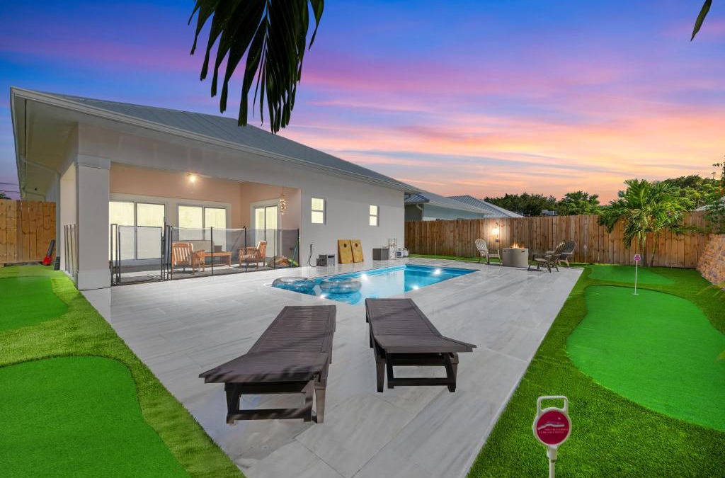 Jensen Beach House | New Build- Mini Golf Course-Heated Saltwater Pool-Game Room