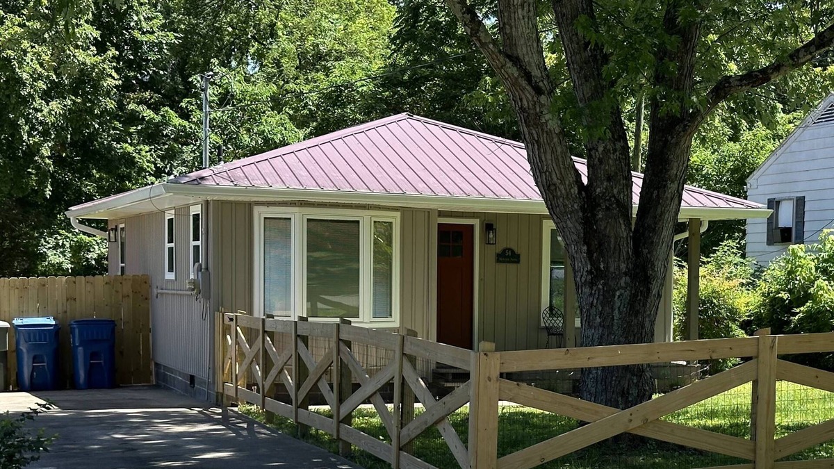 Lookout Valley Neighborhood Association House | NEW Bungalow - Fenced yard - 30+ day rental - View of Lookout Mountain - Chattanooga
