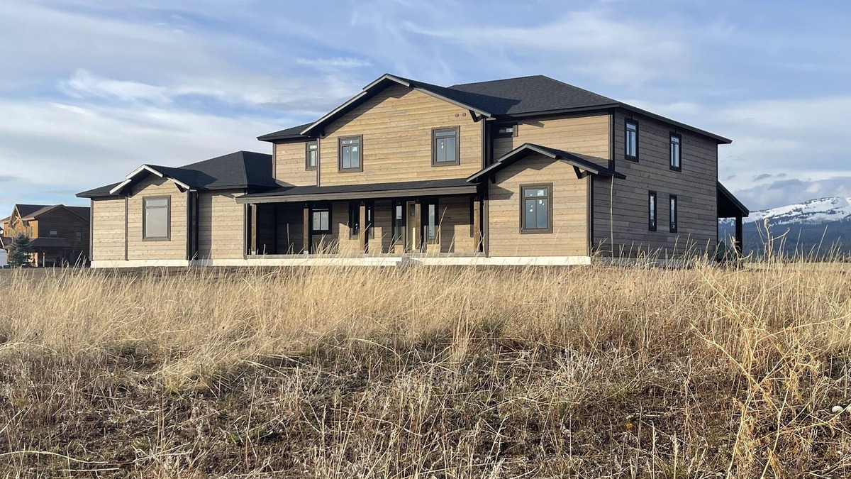 Island Park Cabin | NEW CABIN 8 EN SUITES BY YELLOWSTONE LAKEFRONT HOA AC HOT TUB WIFI PICKLEBALL