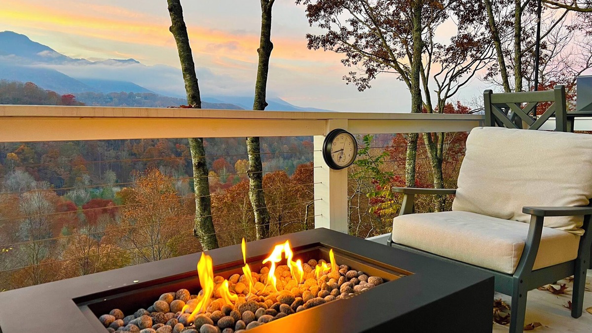 Burnsville Cabin | New Cabin with Big Views, Fire Table, 2 Primaries