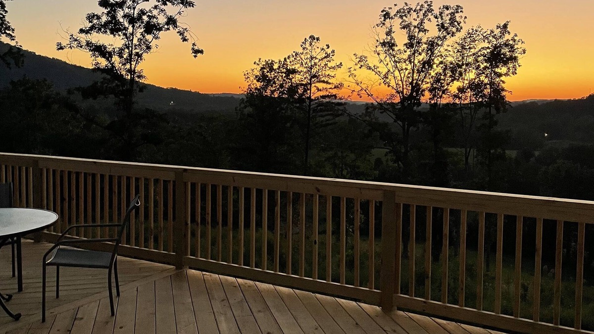 Winona House | New Cabin with many amenities! Trail systems. Sleeps 8! Royal blue brimstone