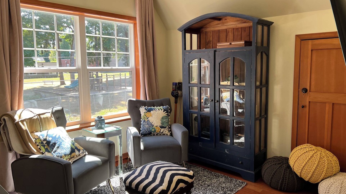 Kirkland Cottage | New carriage house, king bed, minutes to grocery, restaurants, Lake front.