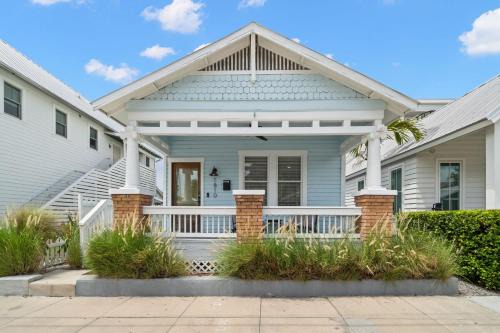 Historic Ybor House | NEW! Casa Fuente - Beautifully Renovated Ybor Bungalow, Steps to 7th Ave