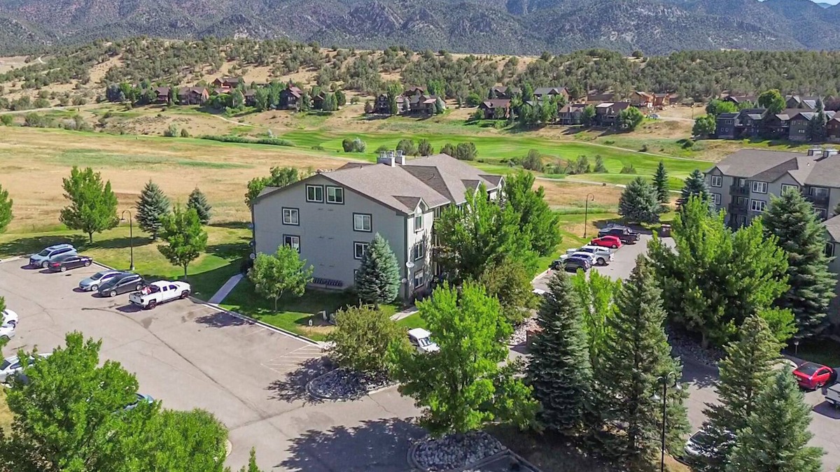 Glenwood Springs Condo | New Castle’s Kings & Queens · 2 Kings + 2 Queen Sofas · Mtn Views-Near Glenwood