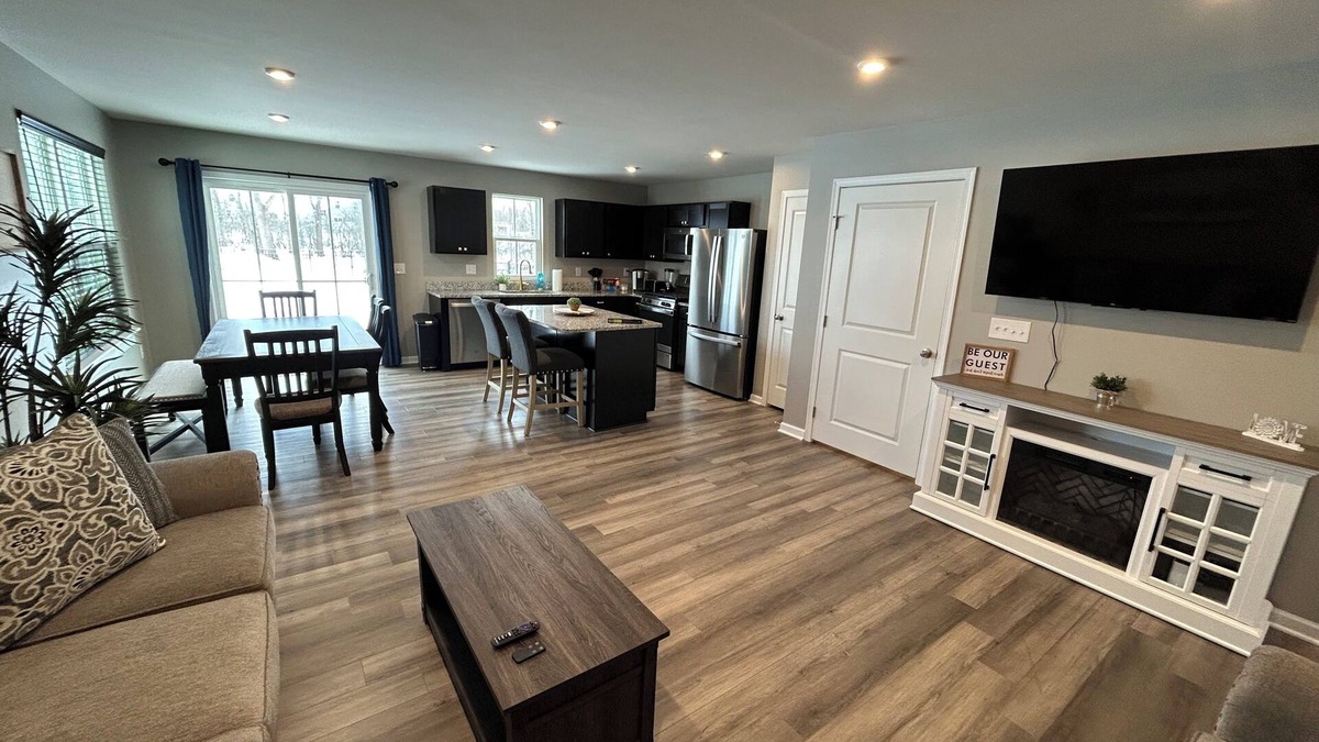 West Seneca House | New, central spacious stadium townhome in West Seneca. Fully furnished, WiFi, AC