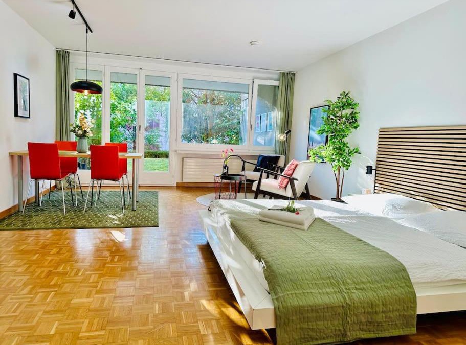 Oerlikon Apartment | New, central studio with garden terrace and much privacy