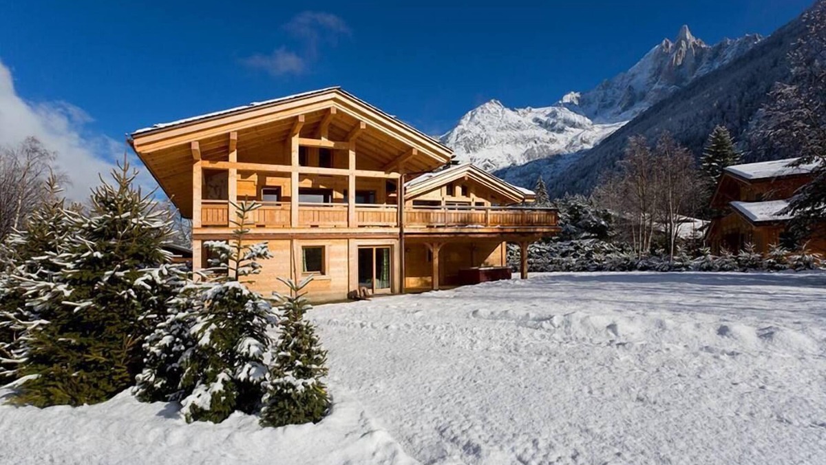 Les Praz-de-Chamonix Ski Chalet | New chalet 5 bedrooms en suite sauna jacuzzi