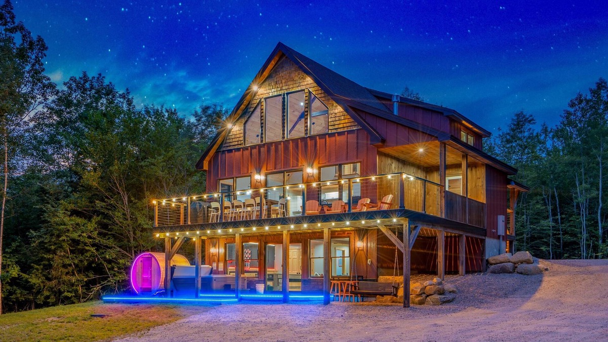 Bethel Ski Chalet | NEW Chalet: MtnViews-Hottub-Sauna-Firepit-GameRm-Playground-DogsOK