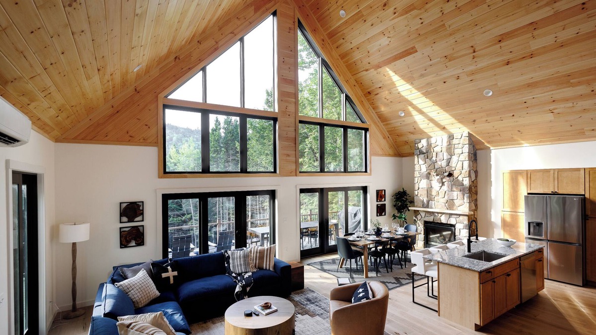 Sunday River Area House | New Chalet! Sleeps 16! HotTub, Xbox, Firepit, Pool Table & More!