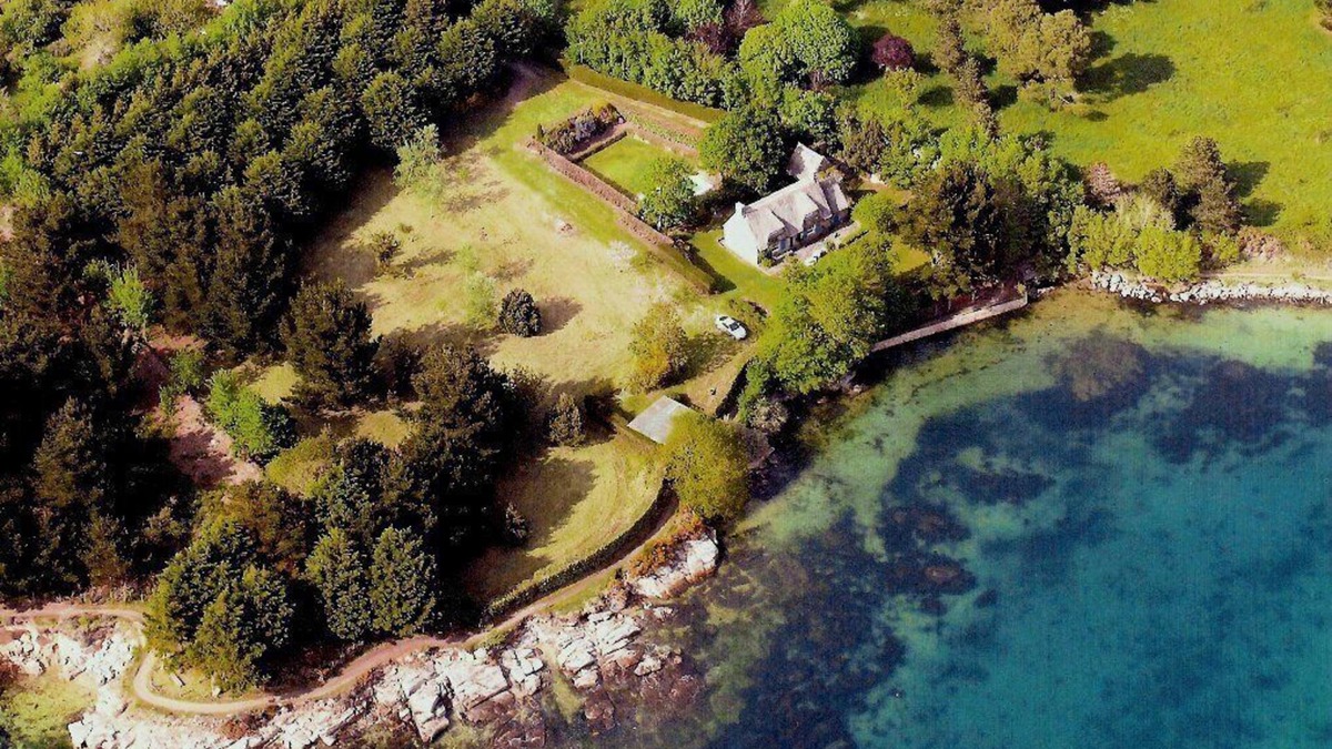 Tregunc House | New - Charming thatched cottage in the water with swimming pool