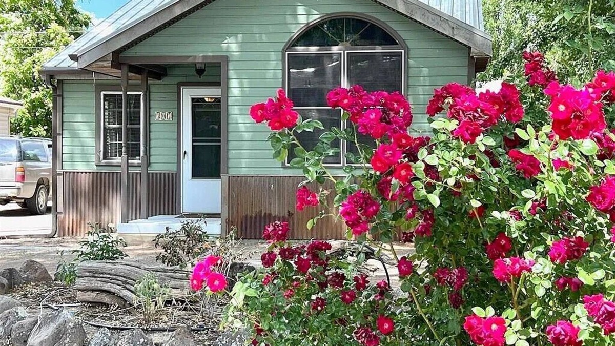 Montrose Cottage | NEW! Charming 2-3 bedroom cottage with AC in the heart of Montrose.