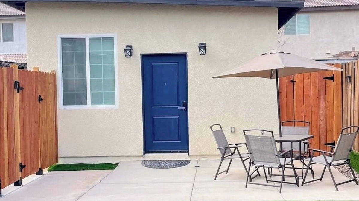 El Centro Cottage | New Charming 2-bedroom Casita in nice El Centro with WiFi, AC