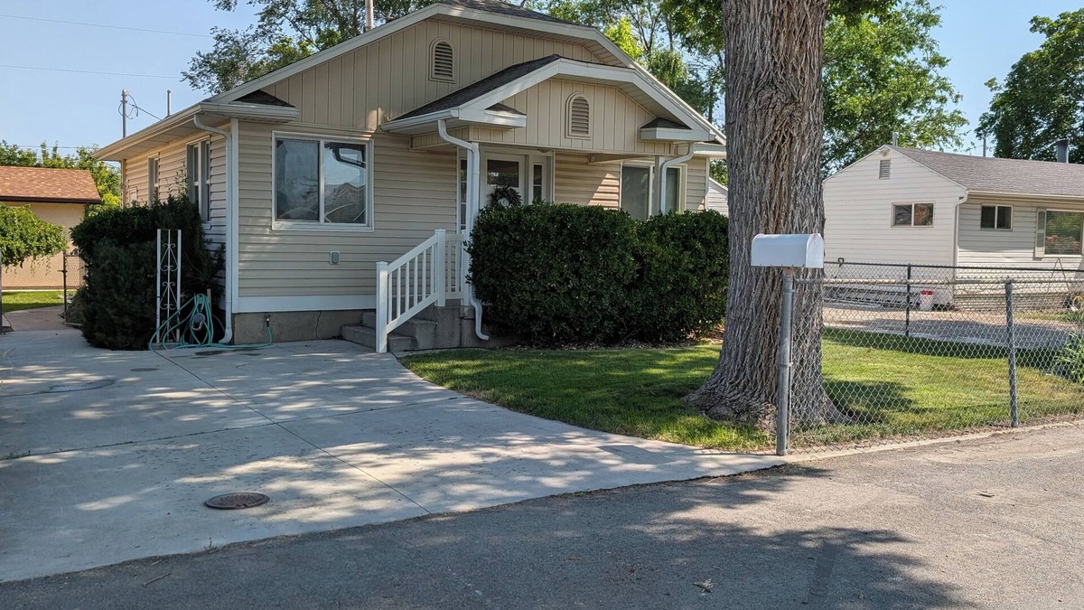 Murray House | New Charming Murray 2 BR Home just 20 min to mtns or downtown, 5 min to IMC.