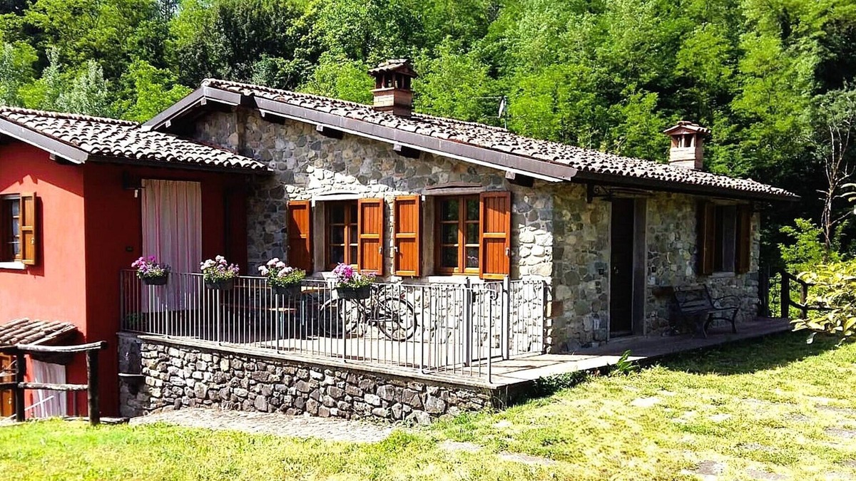 Mologno Villa | New! Charming Restored Mill, Private Pool, olive grove, walk facilities, river.