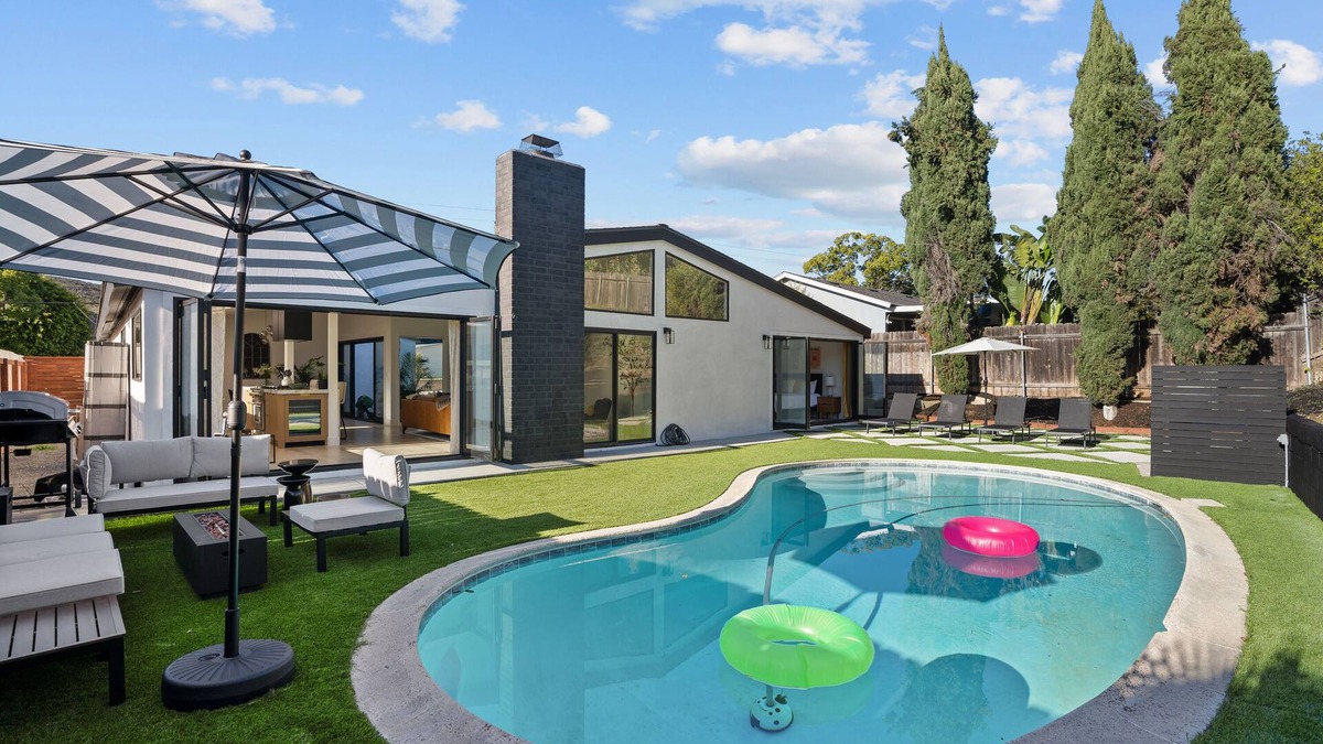 Lake Murray House | New Chic & Spacious, Pool, Hot Tub Pristine, Free Park,AC,Hike, Groups