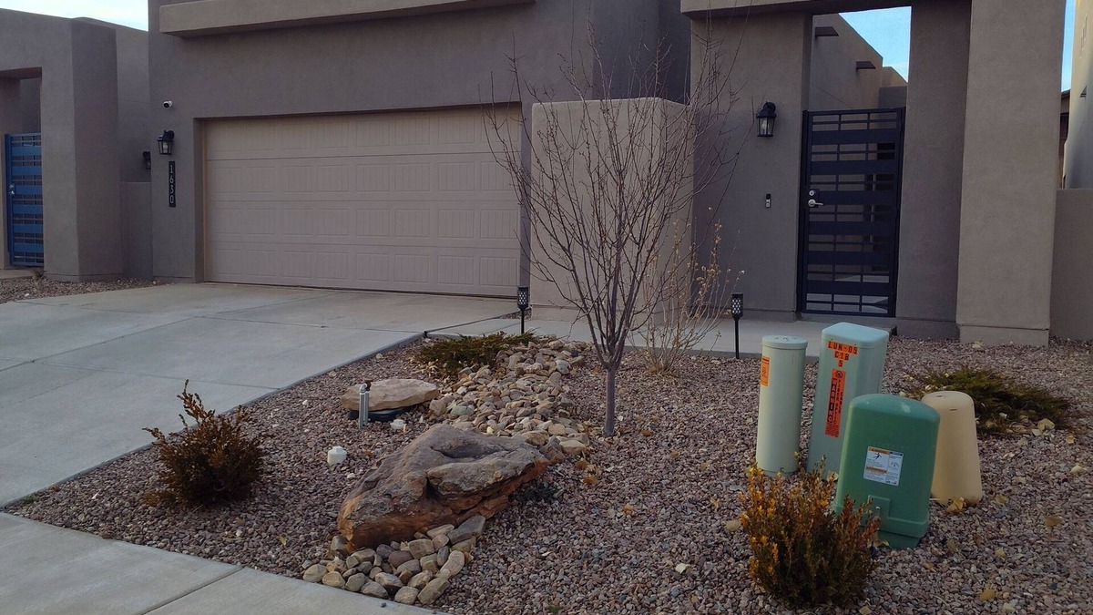 Los Lunas House | New clean safe place to stay 25 minutes from Albuquerque.