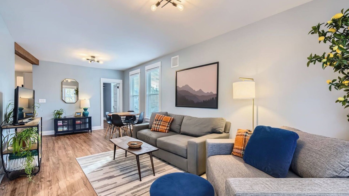 Irving Park East Apartment | NEW, clean & sunny, 2bd, private deck, 15min to Wrigley!