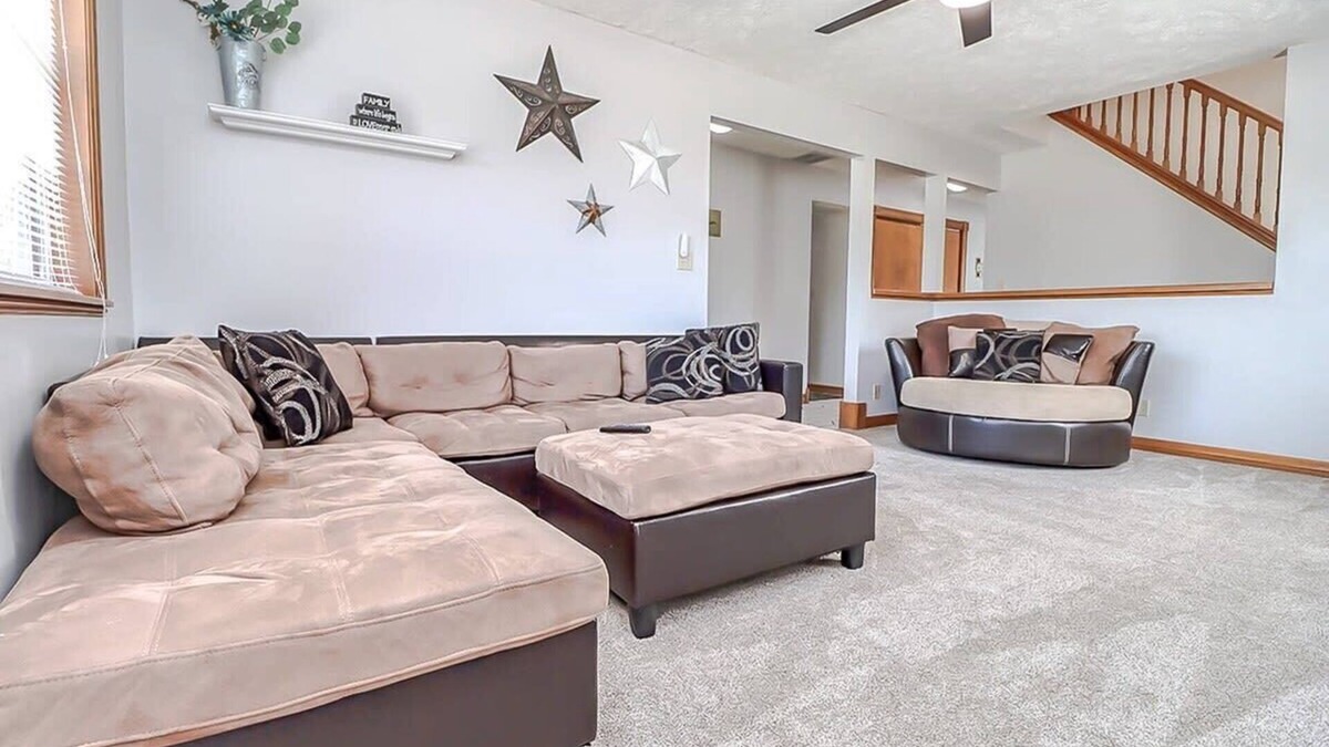 Lincoln House | NEW* Close to Downtown | Big Backyard | 4bd 2 b