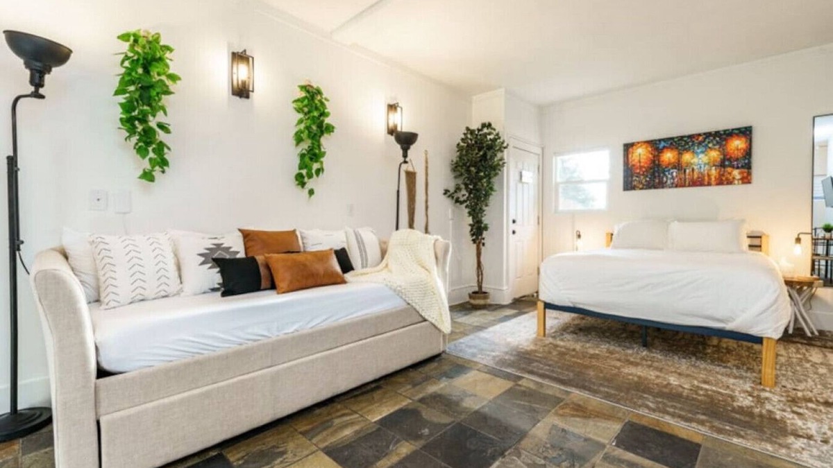 Veterans Park Apartment | *New* Comfortable Studio*Walk to River/Park/Coffee