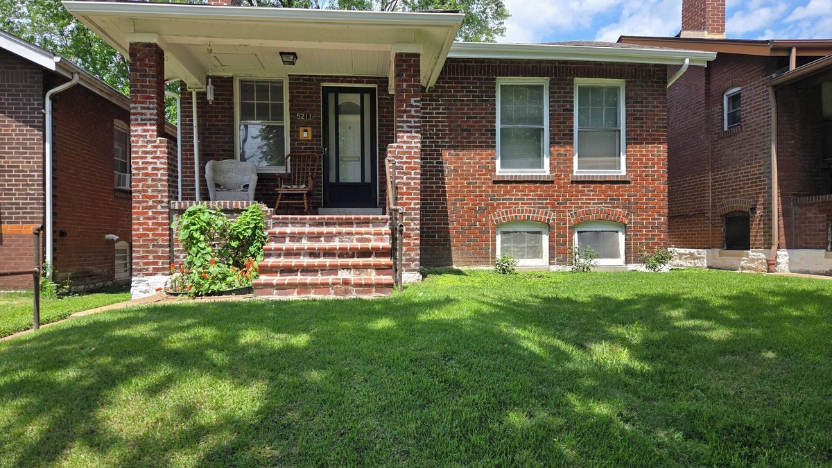 St. Louis House | New Comfy Cottage, 2BD1.5BA, Fenced Backyard, Pet Friendly