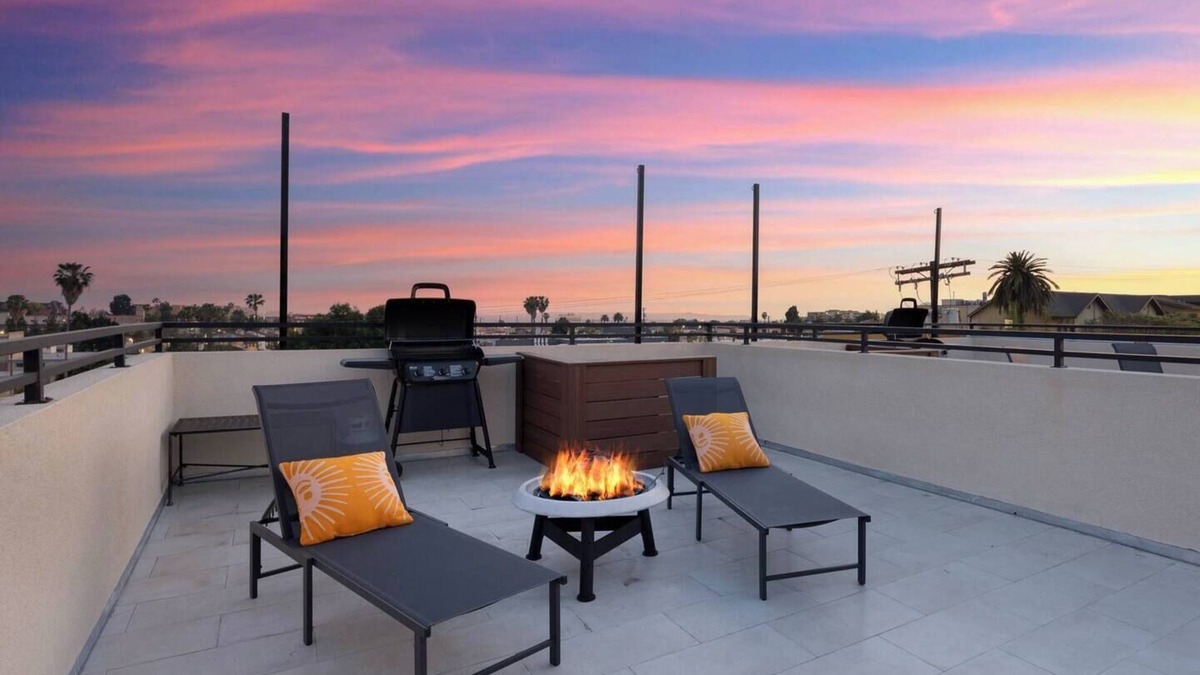 Historic Filipinotown House | New Construction Elegantly furnished near Downtown & Hollywood