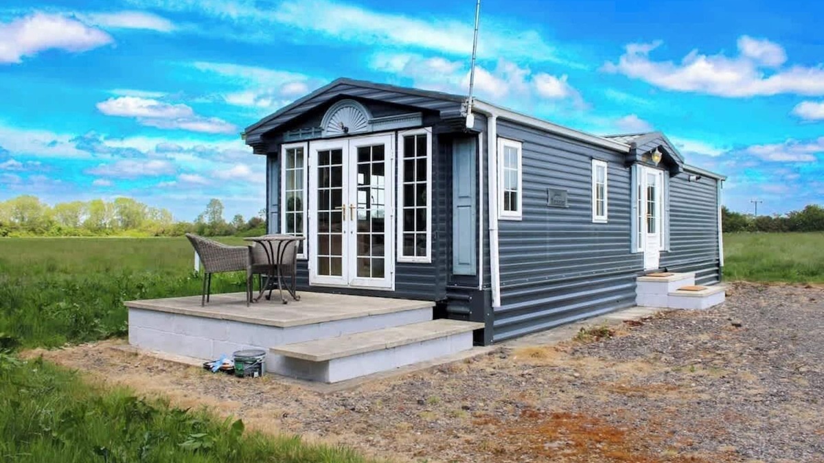 Holton Le Clay Cabin | NEW Couples Hideaway | Puppy Lounge & Horse Views
