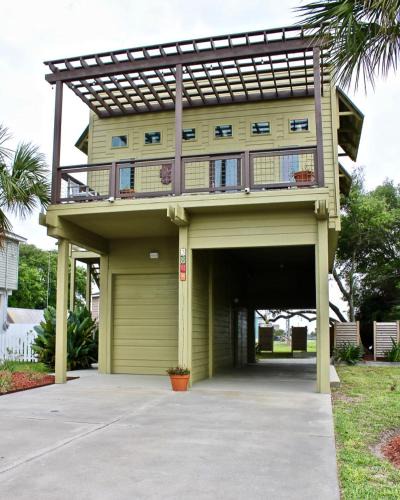 Pirates Beach House | NEW Couples Retreat - sleeps 2 adults + 2 children