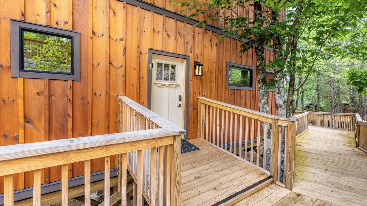 Pigeon Forge Cabin | New! Cozy 2br/2ba Cabin in the Tree Tops, Decks, Hot Tub, 2min to Dollywood!