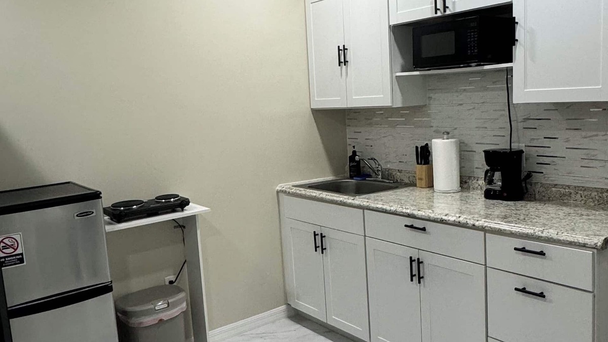 Bloomingdale House | New cozy apartment with bathroom and kitchen in Tampa