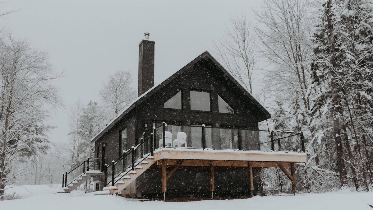 Mansonville Cottage | New Cozy Forest Chalet w/Sauna