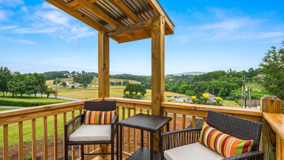 Kodak Apartment | NEW! Cozy Loft w/King Bed Near Gatlinburg/Pigeon Forge/Knoxville