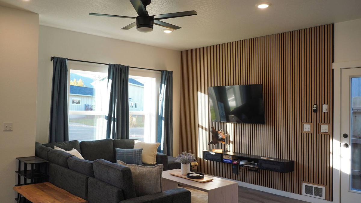 Ponderay Cottage | New Cozy Modern Cottage with Hot Tub & Fire Pit!
