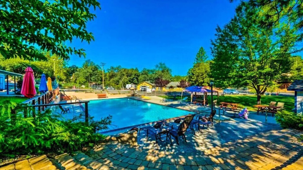 Tuolumne House | NEW! Cozy Secluded House w/Deck - Near Yosemite!