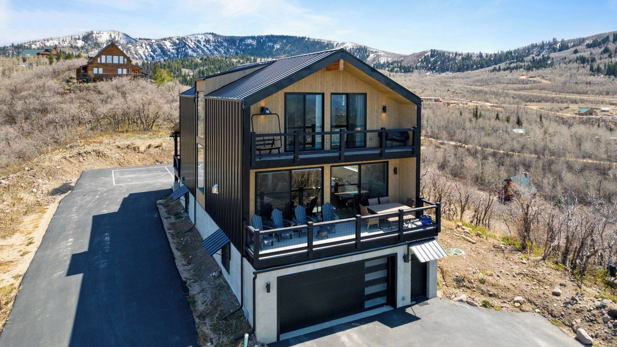 Timber Lakes Cabin | NEW! Custom Modern Mountain Retreat, Hot Tub, Pickleball Court, 360deg Views, Sleeps 18