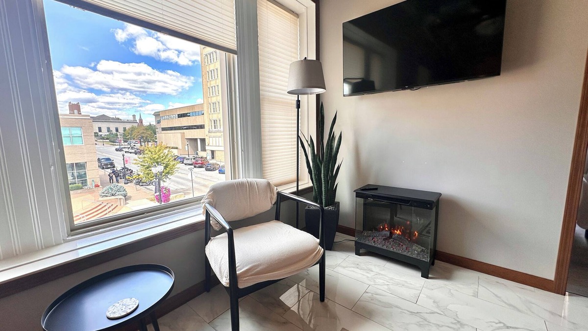 Muscatine Apartment | New Downtown loft - Walk to shops, restaurants, pubs, riverfront trail