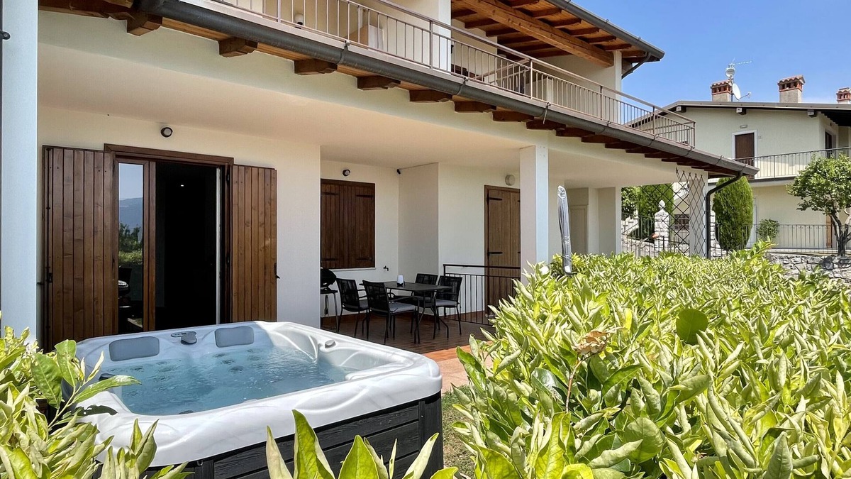 Oldesio Apartment | New exclusive holiday flat "Suite Perlago" with garden and private whirlpool