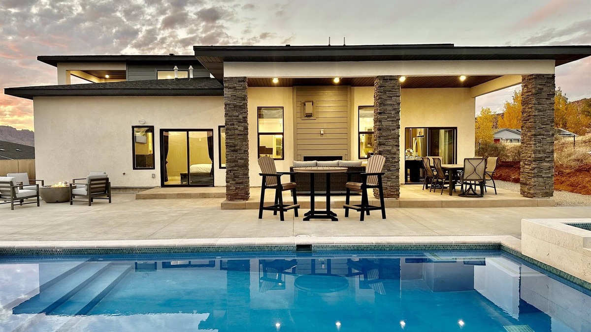 Moab South Valley House | New Exclusive Retreats Horizon 4 Bedroom ALL SUITE HOME Sleeps 16