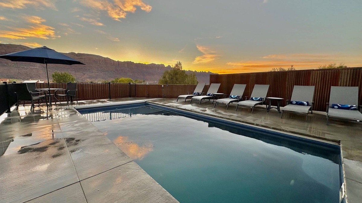 Moab South Valley House | New Exclusive Retreats Panorama 5 Bedroom plus loft ALL SUITE HOME Sleeps 20