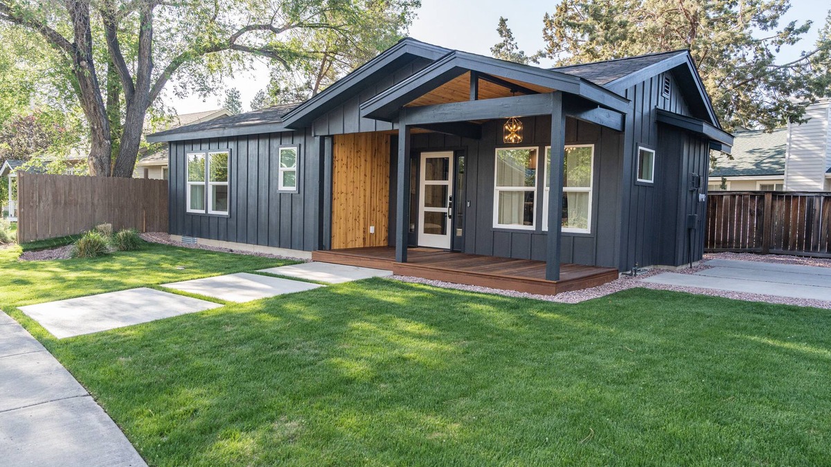 Orchard District House | NEW family friendly private guesthouse in mid town