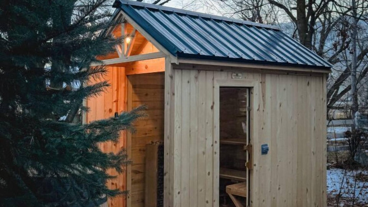 Mendon House | *NEW FINNISH SAUNA! Cheerful, Cozy Farmhouse Cottage and Apple Orchard