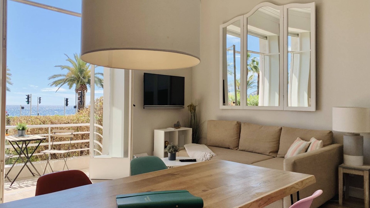 Les Baumettes Apartment | New flat with sea view & garden on the Promenade