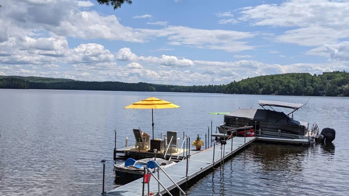 Center Tuftonboro House | New for 2023 Magical Mirror Lake Home Dock For 20ft Boat Sleeps 9