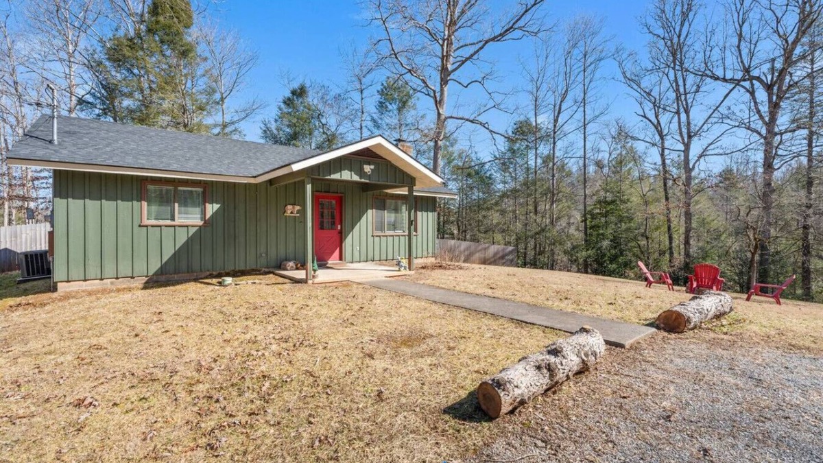 Gatlinburg Ski Chalet | New! GBurg + 1 Mile to Rocky Top! Hot Tub*Firepit