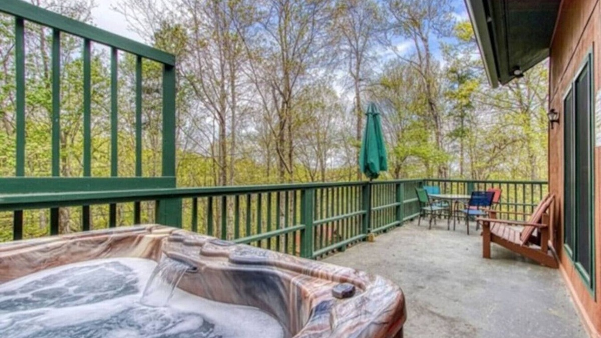 Chalet Village Ski Chalet | New! GBurg Resort Cabin*Hot Tub*Sauna*3 Min to Ober