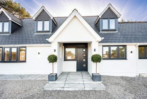 St Leonards House | NEW! Gorgeous & Huge 5 bedroom home with Parking & Garden - Excellent Location!