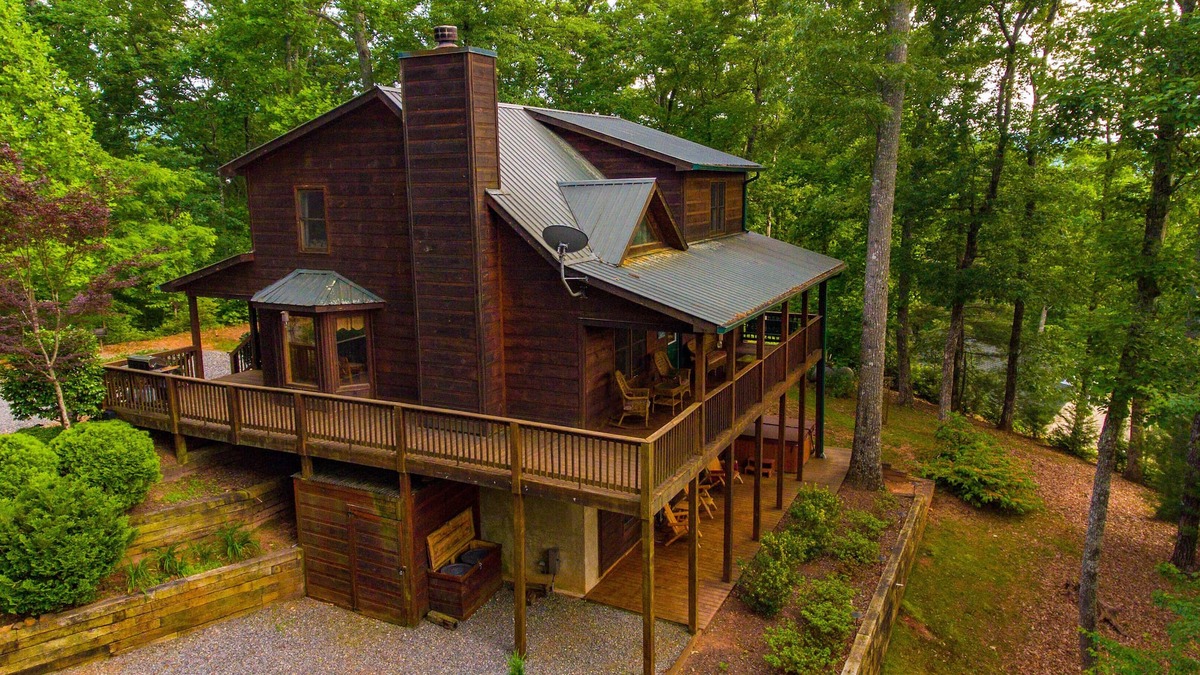 Hiawassee House | New Gourmet Kitchen, 210 great reviews n 3 levels for privacy2 fireplaces,hottub