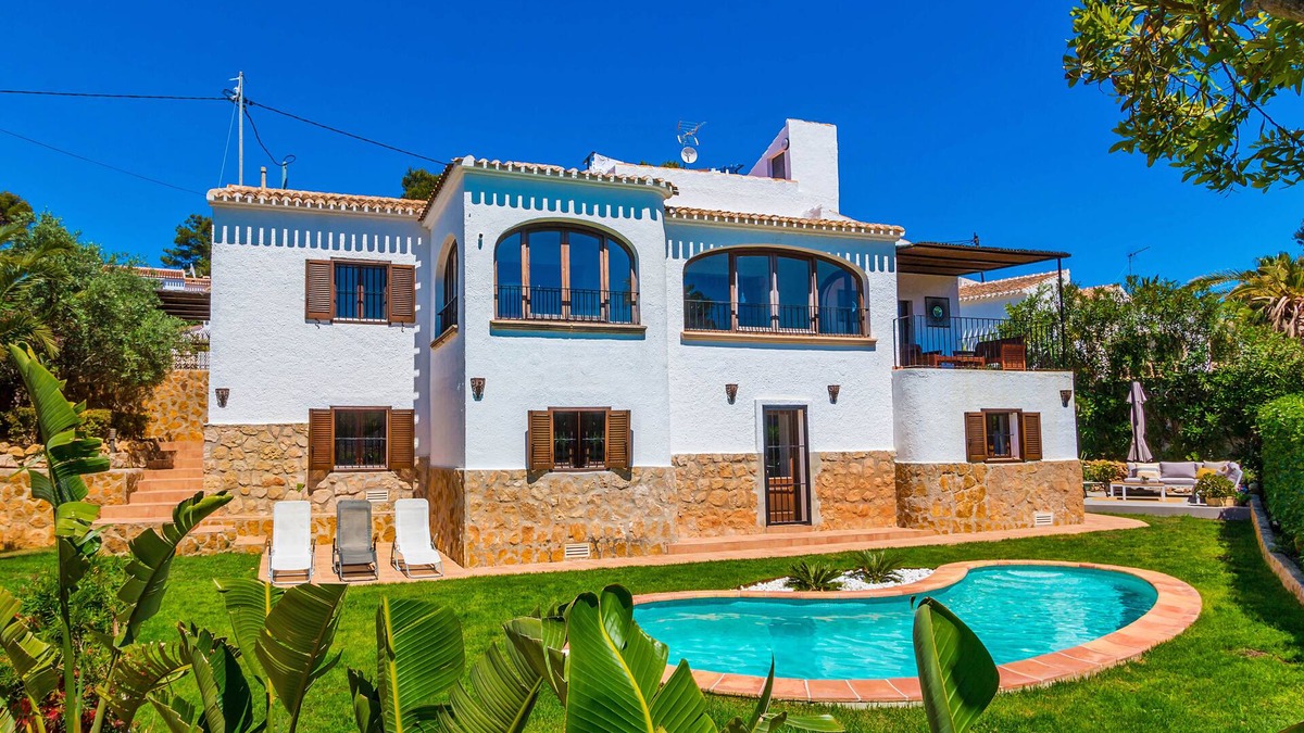 El Tosalet Villa | New! Great location. Walk to the beach. Discover your home from home.