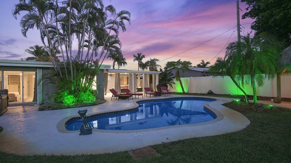 Central Corals House | New Heated Pool/Spa Home; Perfect Location!