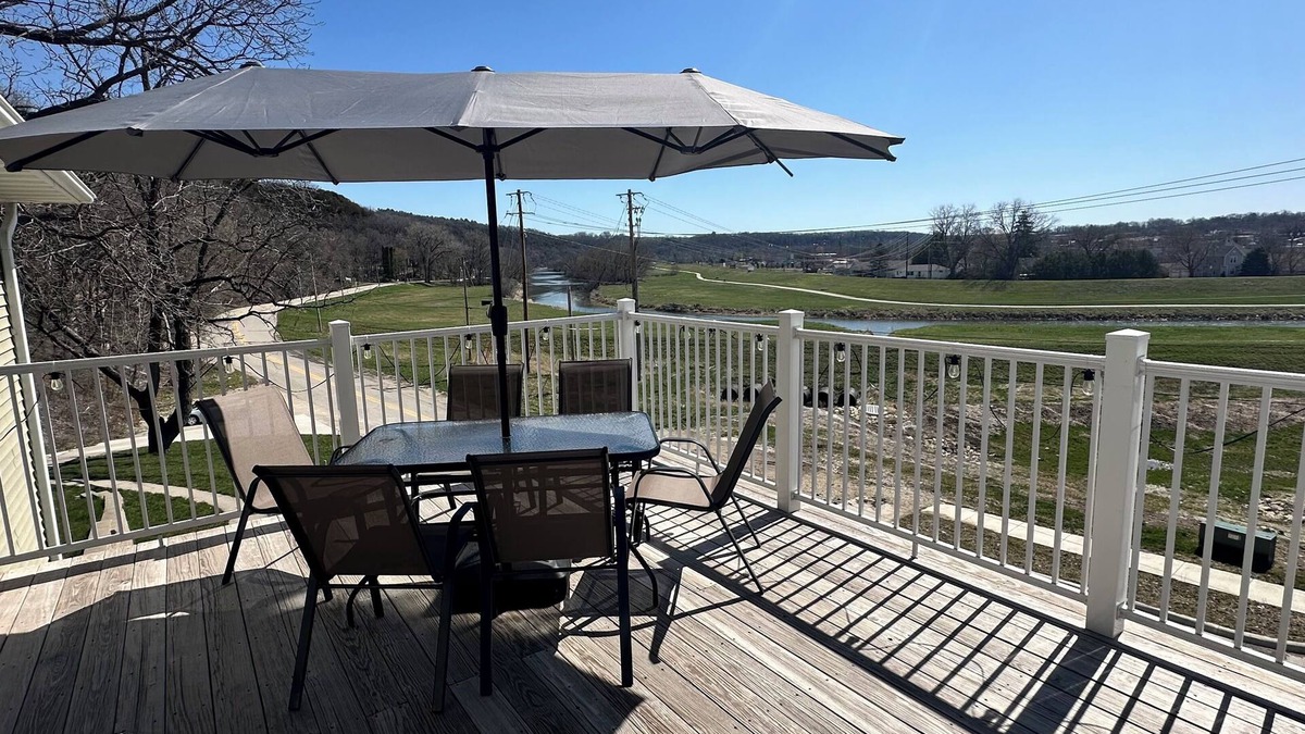 Decorah Condo | New Heights - 4Bd 2Ba, King, Pet Friendly, Close to Everything!