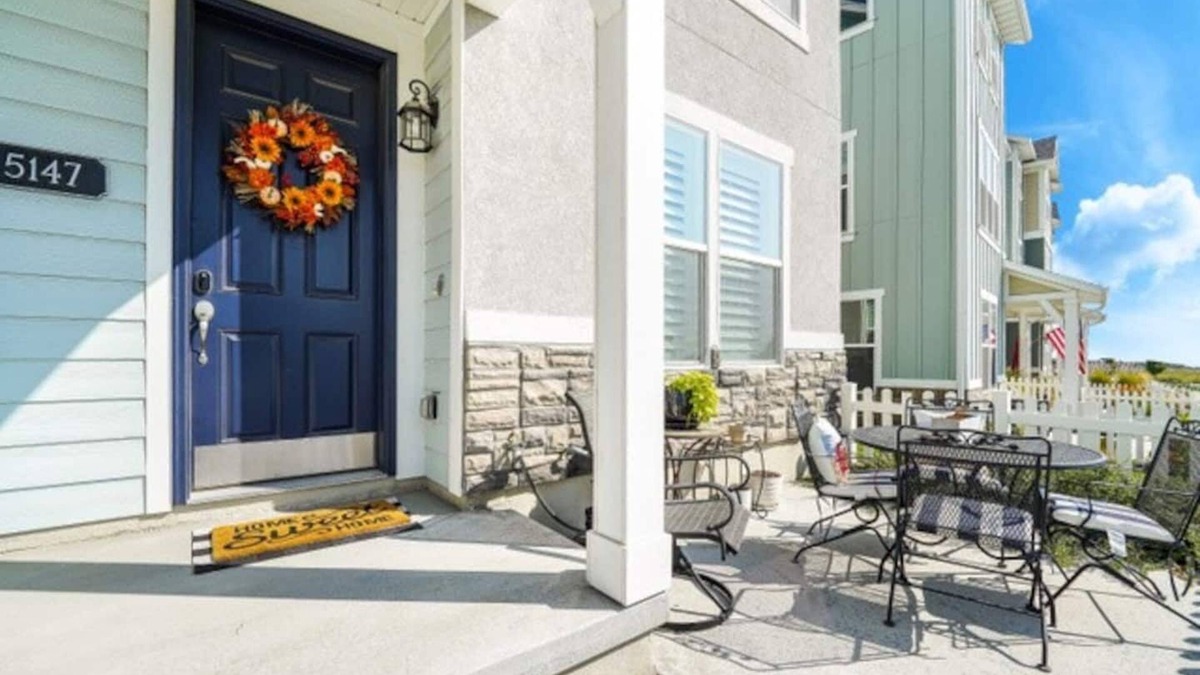 Herriman House | New Herriman townhome-pets welcome 2 master suites